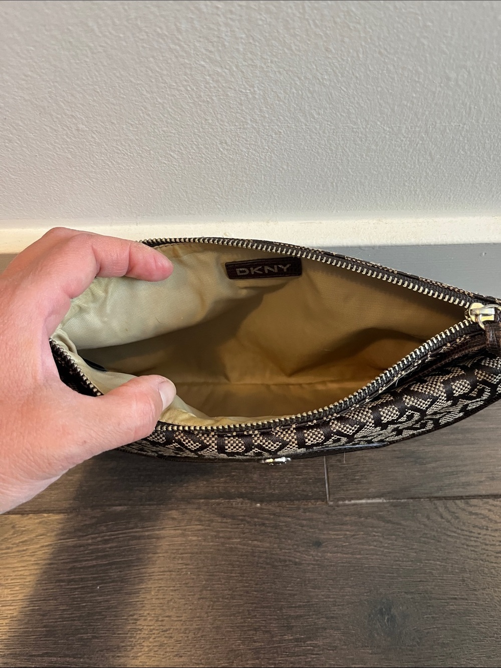 Y2K Dkny Brown & Cream Monogram Wristlet Clutch, like new - Picture 4 of 8